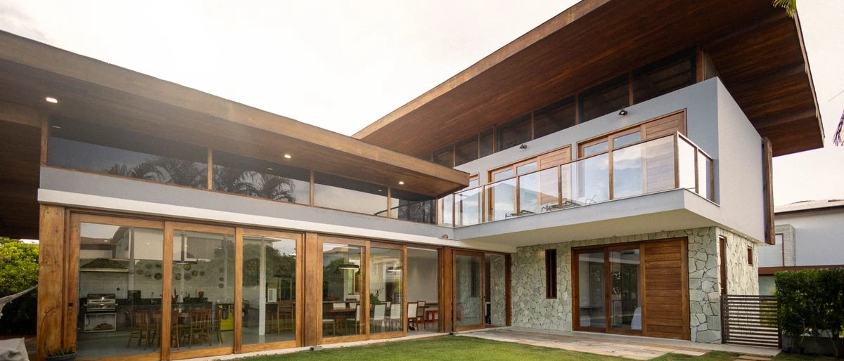 Casa contemporânea com jardim