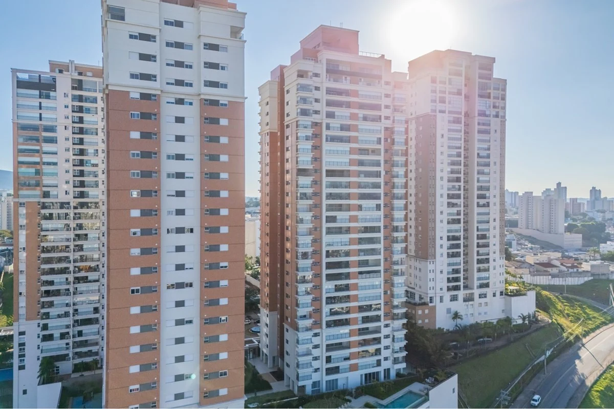 As torres do condomínio vistas do alto · Apartamento de 3 suítes com vista livre em Jundiaí