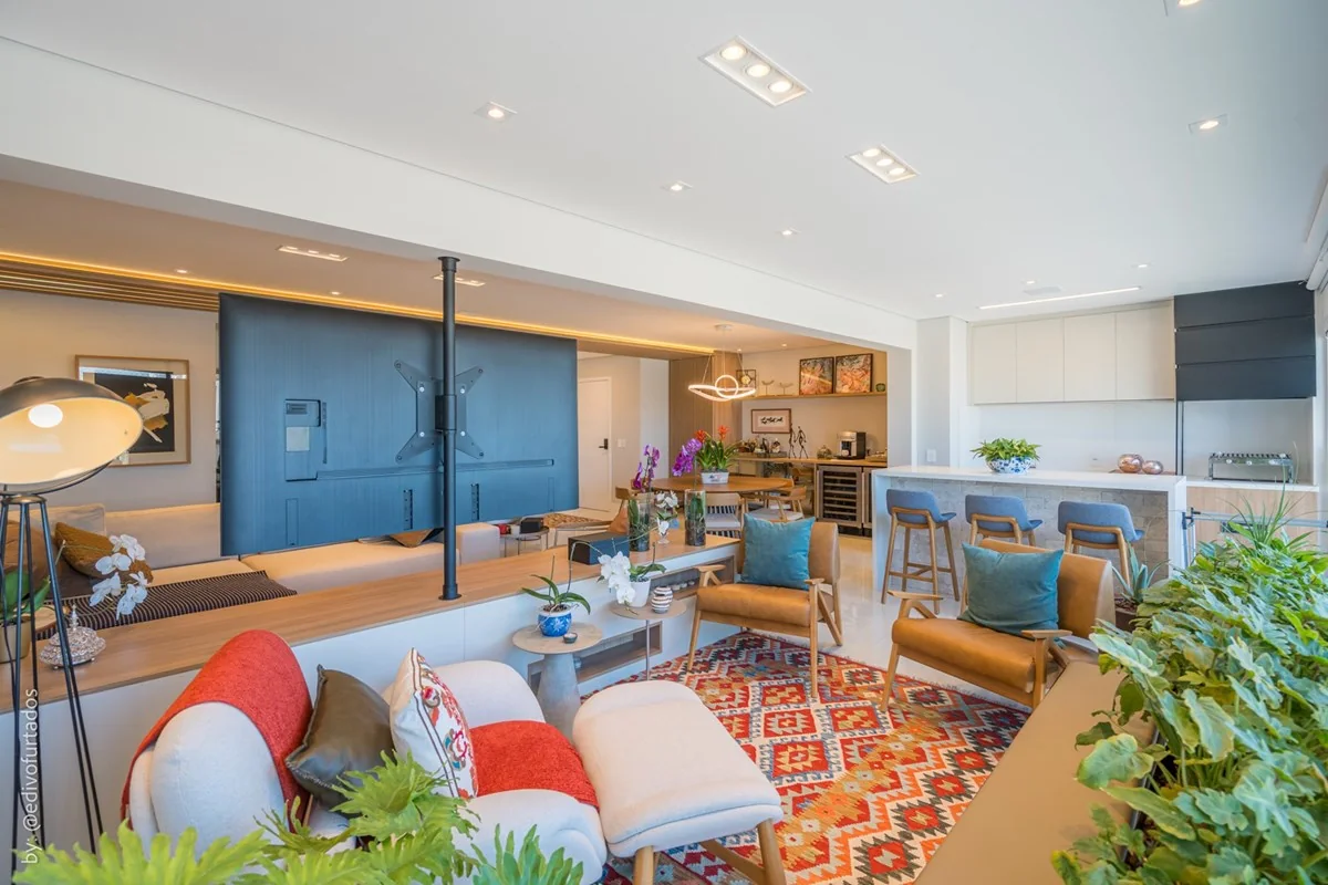 Living visto de quem chega pela varanda · Apartamento de 3 suítes com vista livre em Jundiaí