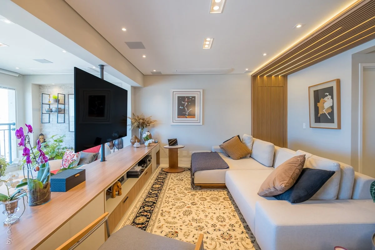 Sala de estar com sofá e marcenaria planejada · Apartamento de 3 suítes com vista livre em Jundiaí