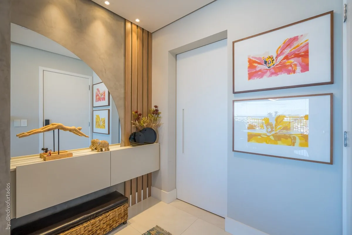 Hall de entrada com aparador e quadros · Apartamento de 3 suítes com vista livre em Jundiaí