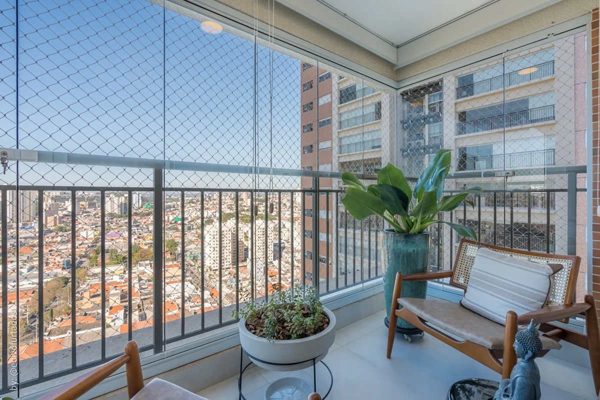 Varanda com fechamento em vidro e tela de proteção · Apartamento de 3 suítes com vista livre em Jundiaí