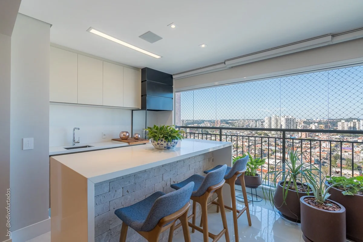 Varanda gourmet com bancada e banquetas · Apartamento de 3 suítes com vista livre em Jundiaí