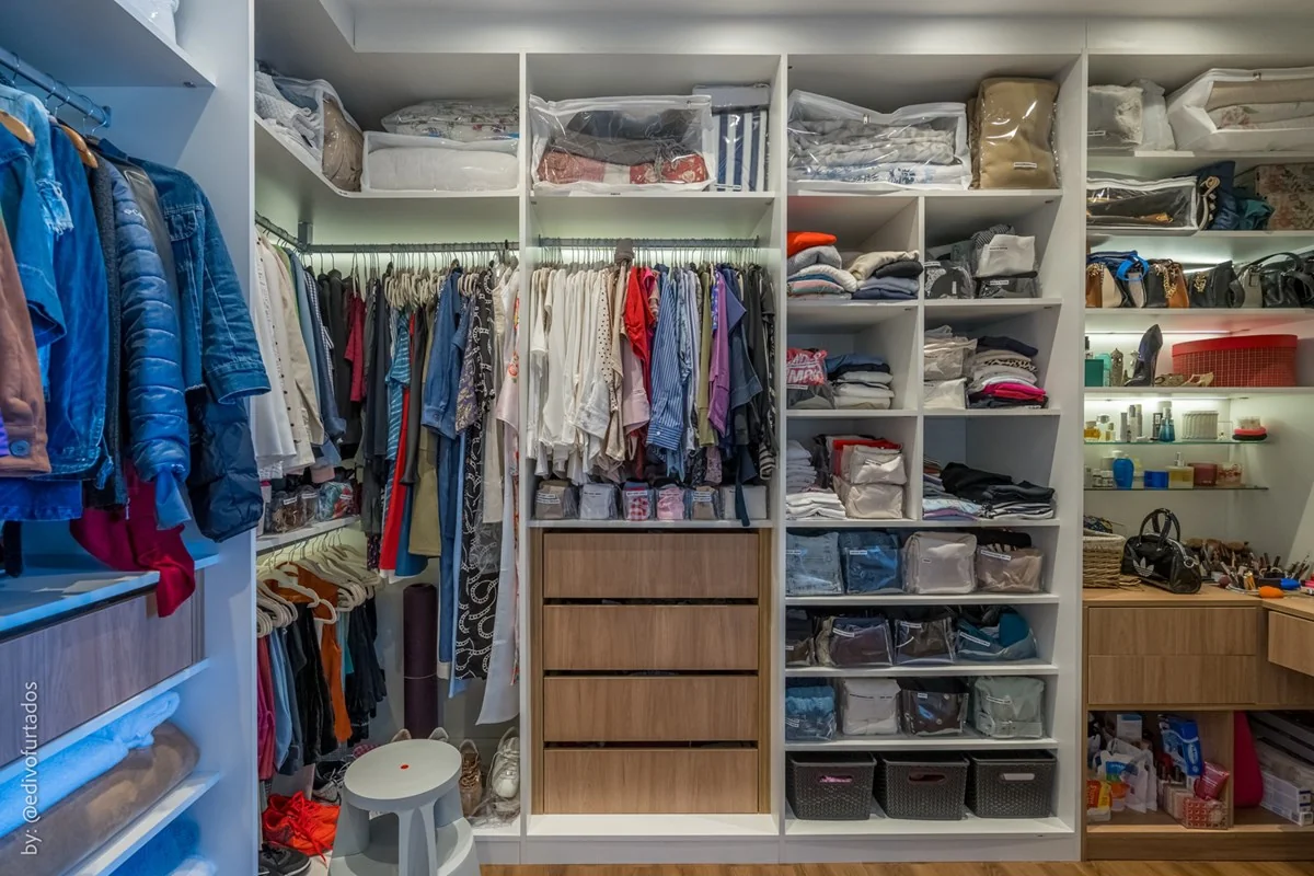 Closet planejado da suíte principal · Apartamento de 3 suítes com vista livre em Jundiaí