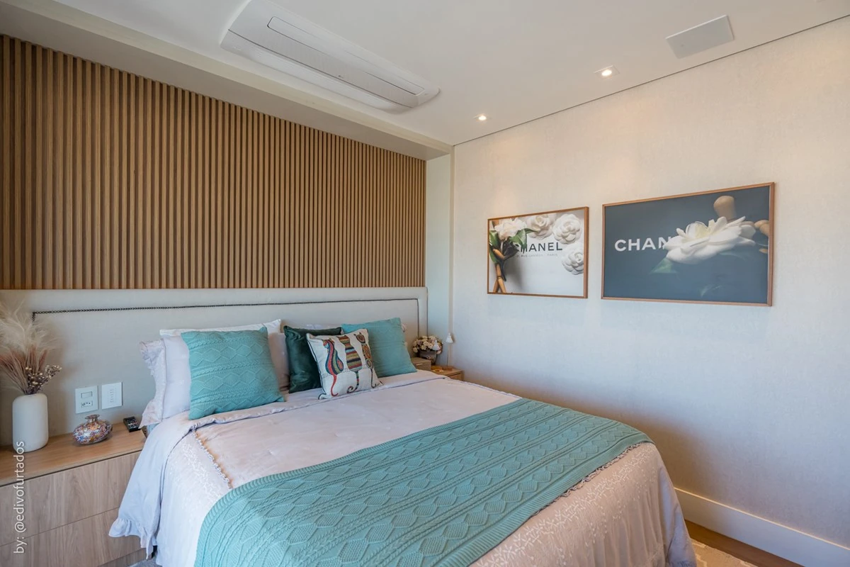 Suíte com marcenaria ripada e cabeceira estofada · Apartamento de 3 suítes com vista livre em Jundiaí