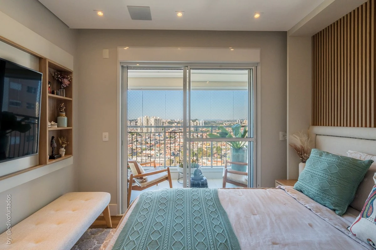Suíte com TV embutida e saída para a varanda · Apartamento de 3 suítes com vista livre em Jundiaí