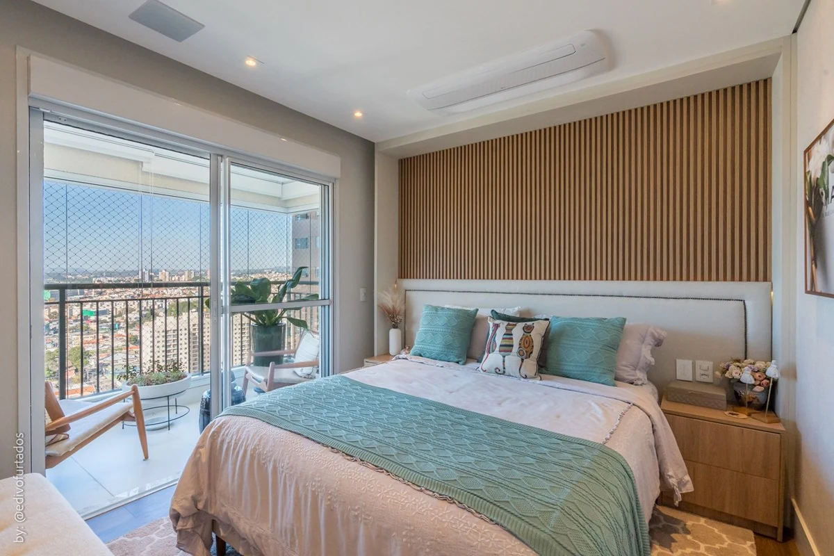 Suíte com porta de vidro para a varanda · Apartamento de 3 suítes com vista livre em Jundiaí