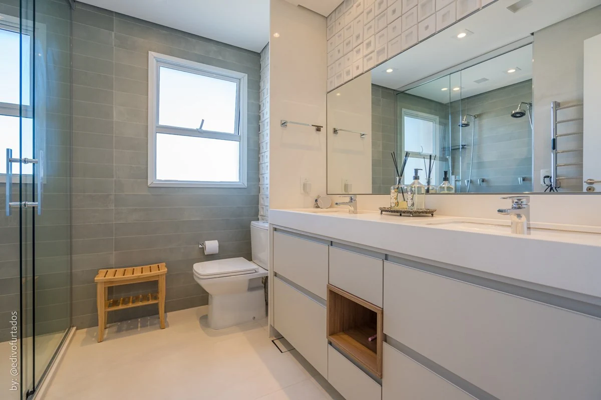 Banheiro da suíte, com bancada e espelho amplo · Apartamento de 3 suítes com vista livre em Jundiaí