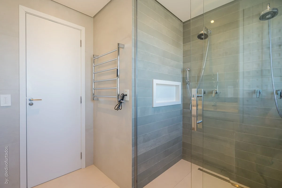 Box de vidro com ducha e secador de toalhas · Apartamento de 3 suítes com vista livre em Jundiaí