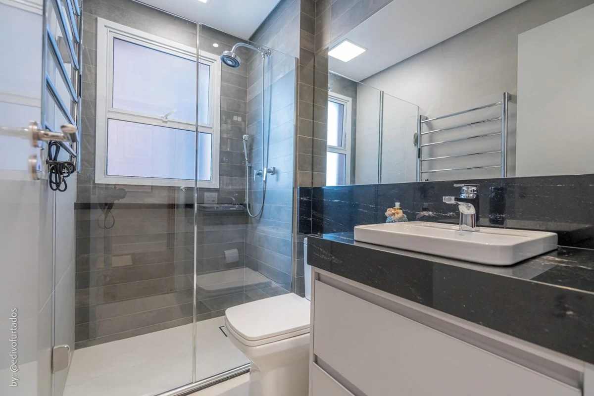 Banheiro com bancada escura e box de vidro · Apartamento de 3 suítes com vista livre em Jundiaí