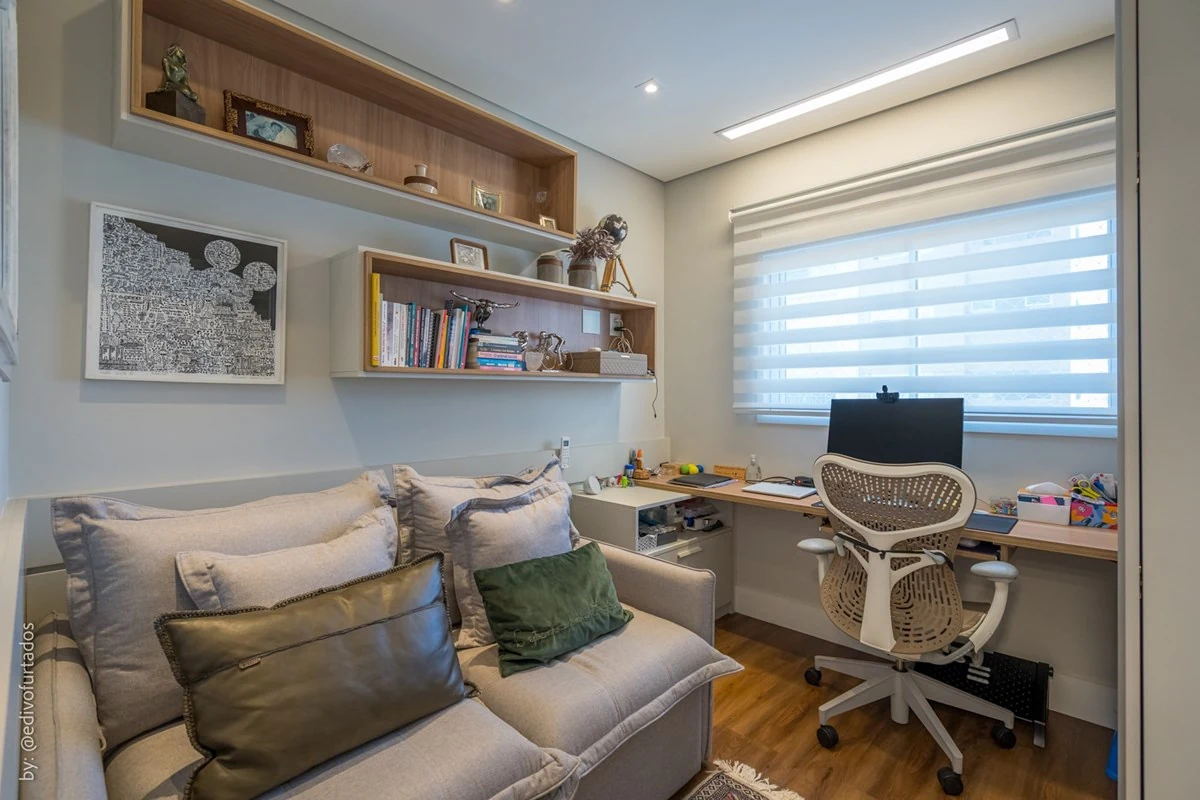 Home office com bancada, estante e sofá · Apartamento de 3 suítes com vista livre em Jundiaí