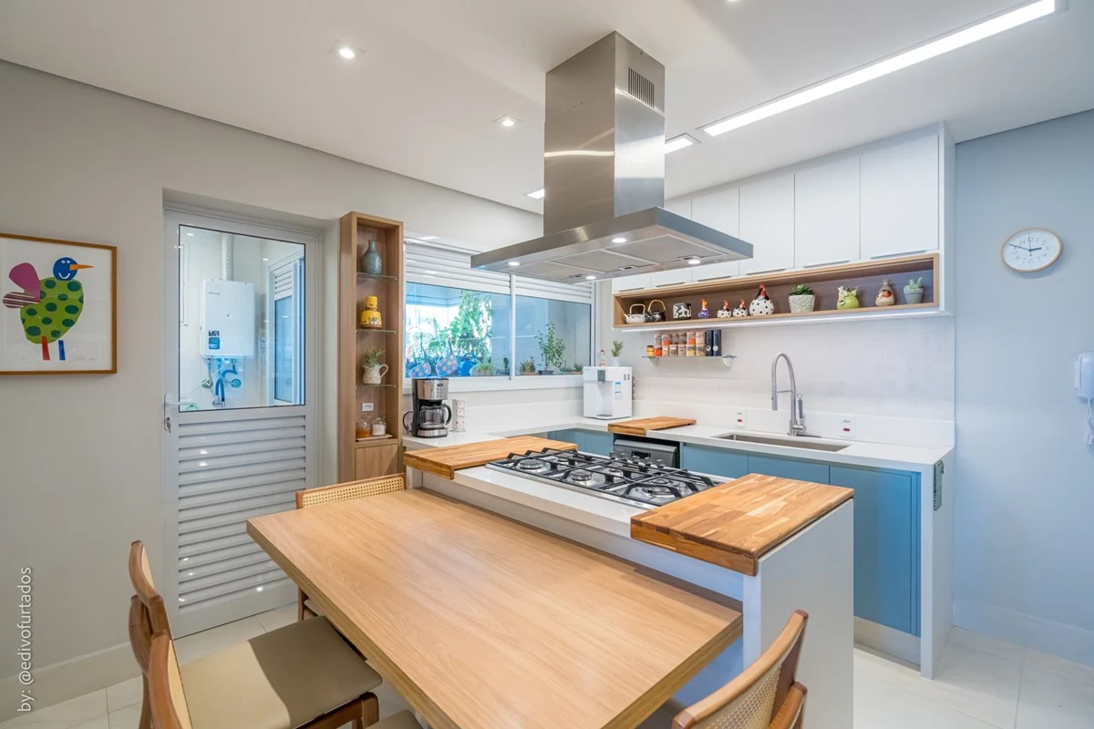 Cozinha com ilha, cooktop central e mesa de madeira · Apartamento de 3 suítes com vista livre em Jundiaí