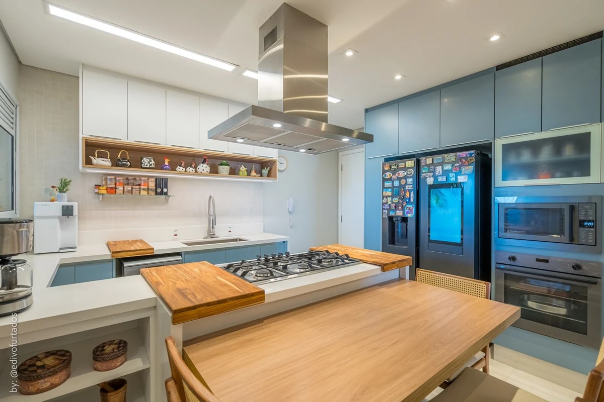 Cozinha com coifa, forno embutido e adega · Apartamento de 3 suítes com vista livre em Jundiaí