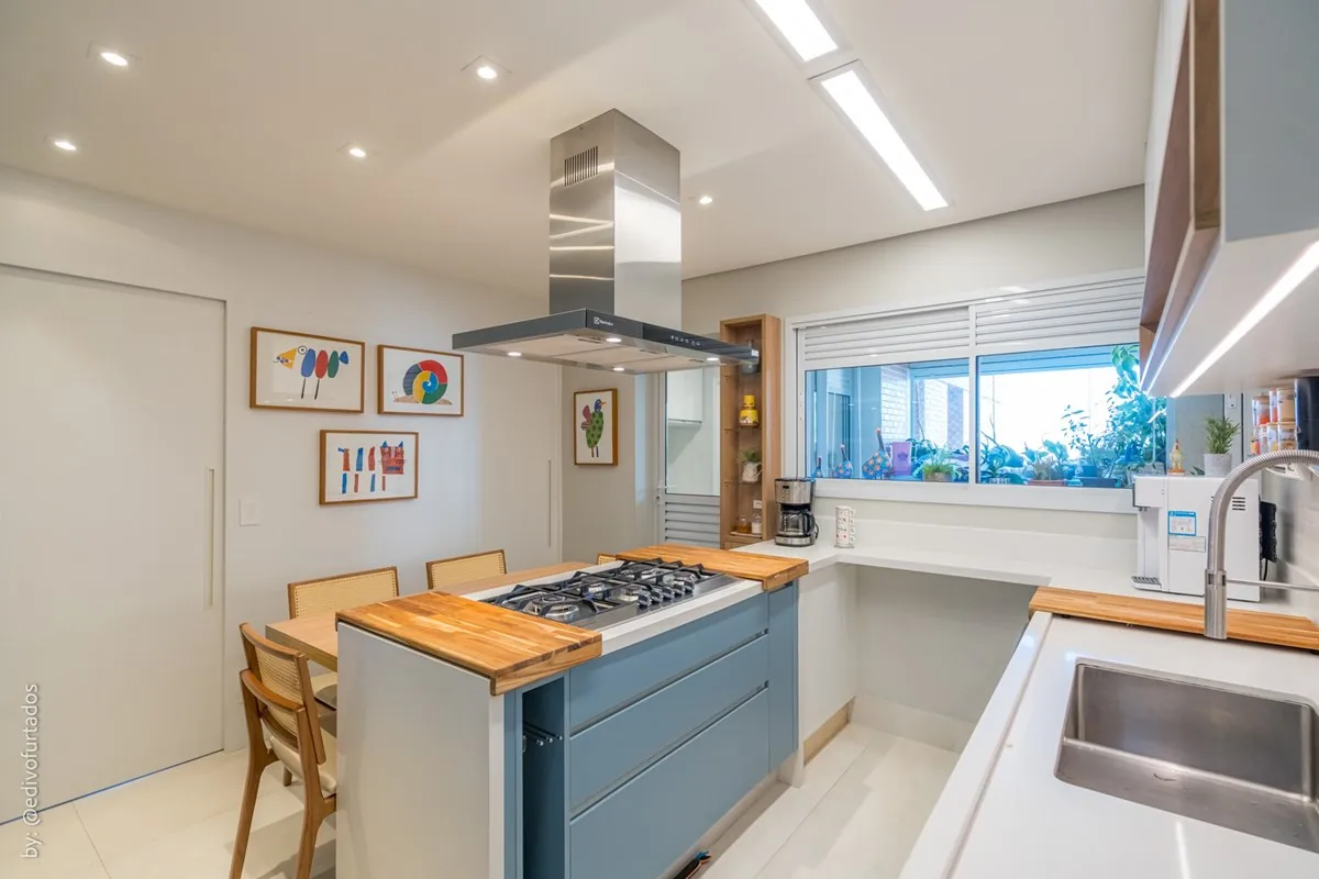 Cozinha vista da entrada de serviço · Apartamento de 3 suítes com vista livre em Jundiaí
