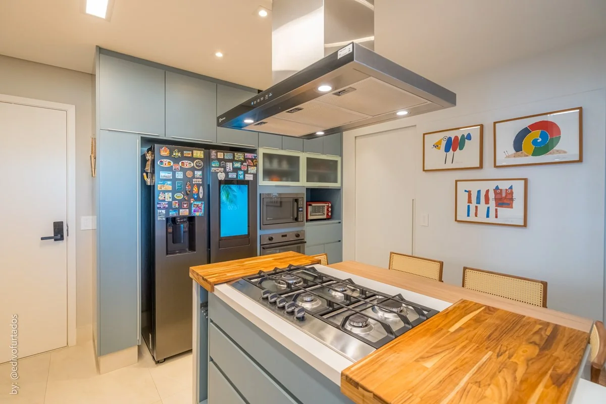 Geladeira, micro-ondas e bancada de madeira · Apartamento de 3 suítes com vista livre em Jundiaí