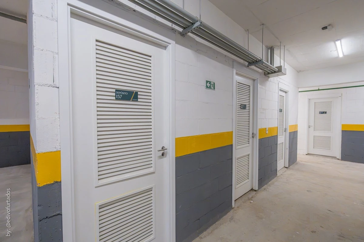 Corredor dos depósitos privativos, no subsolo · Apartamento de 3 suítes com vista livre em Jundiaí