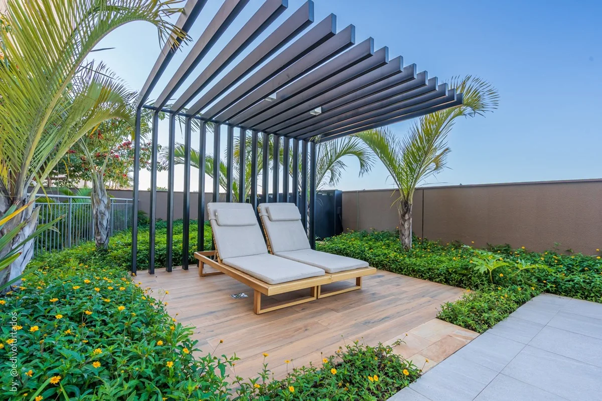 Deck com pergolado e espreguiçadeiras · Apartamento de 3 suítes com vista livre em Jundiaí