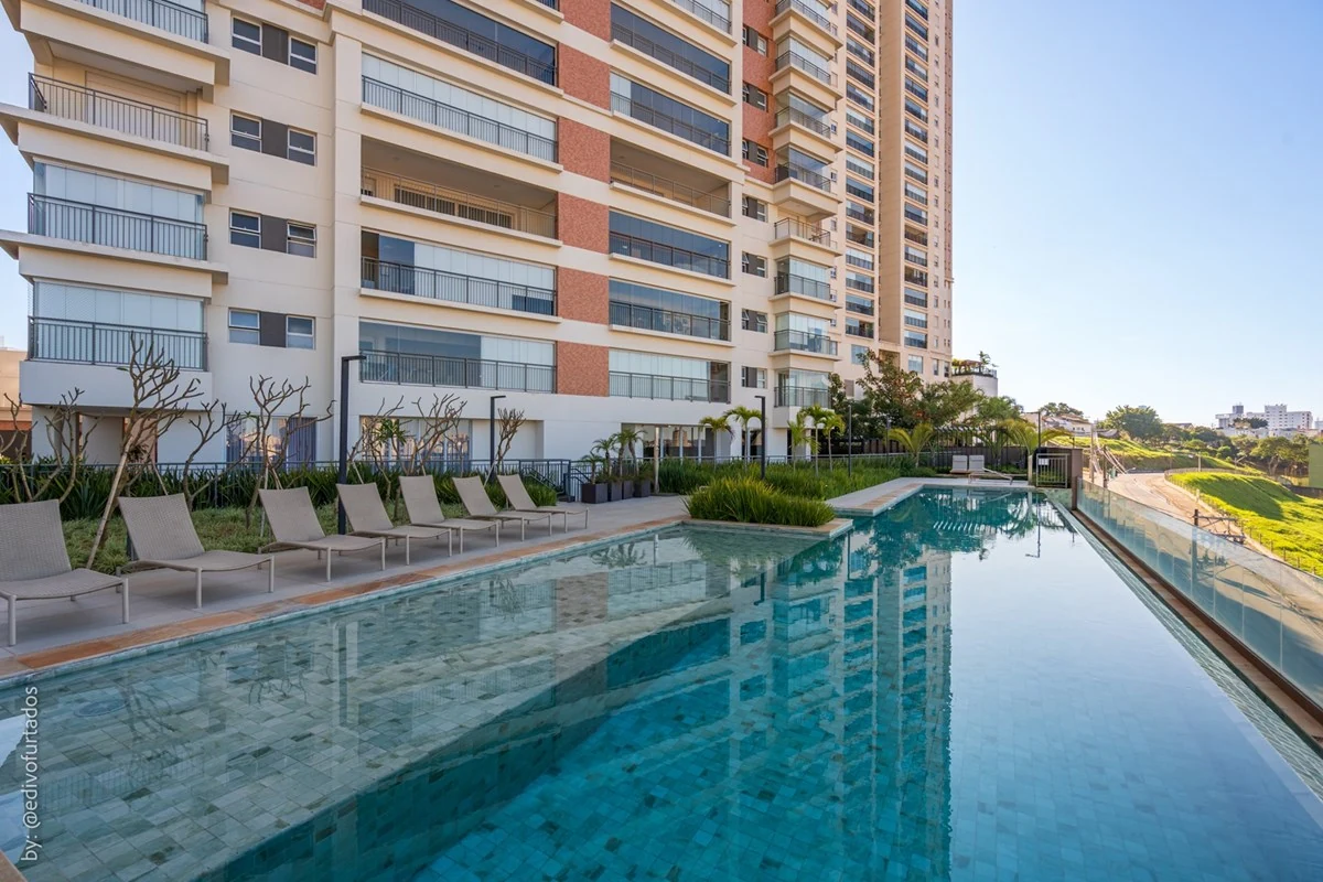 Piscina do condomínio entre as torres · Apartamento de 3 suítes com vista livre em Jundiaí