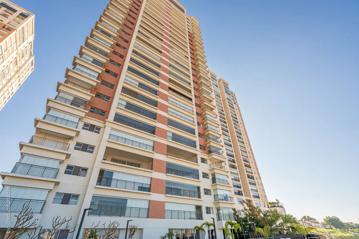 A fachada da torre vista de baixo · Apartamento de 3 suítes com vista livre em Jundiaí