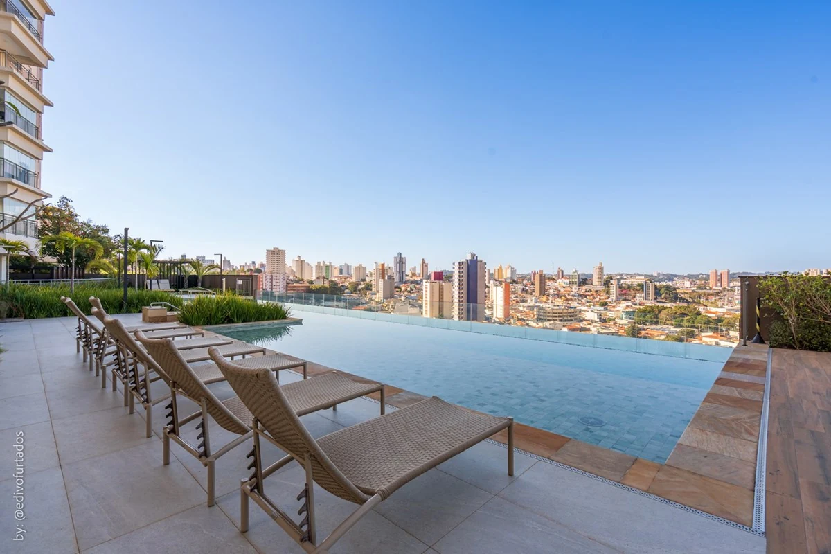Espreguiçadeiras à beira da piscina · Apartamento de 3 suítes com vista livre em Jundiaí