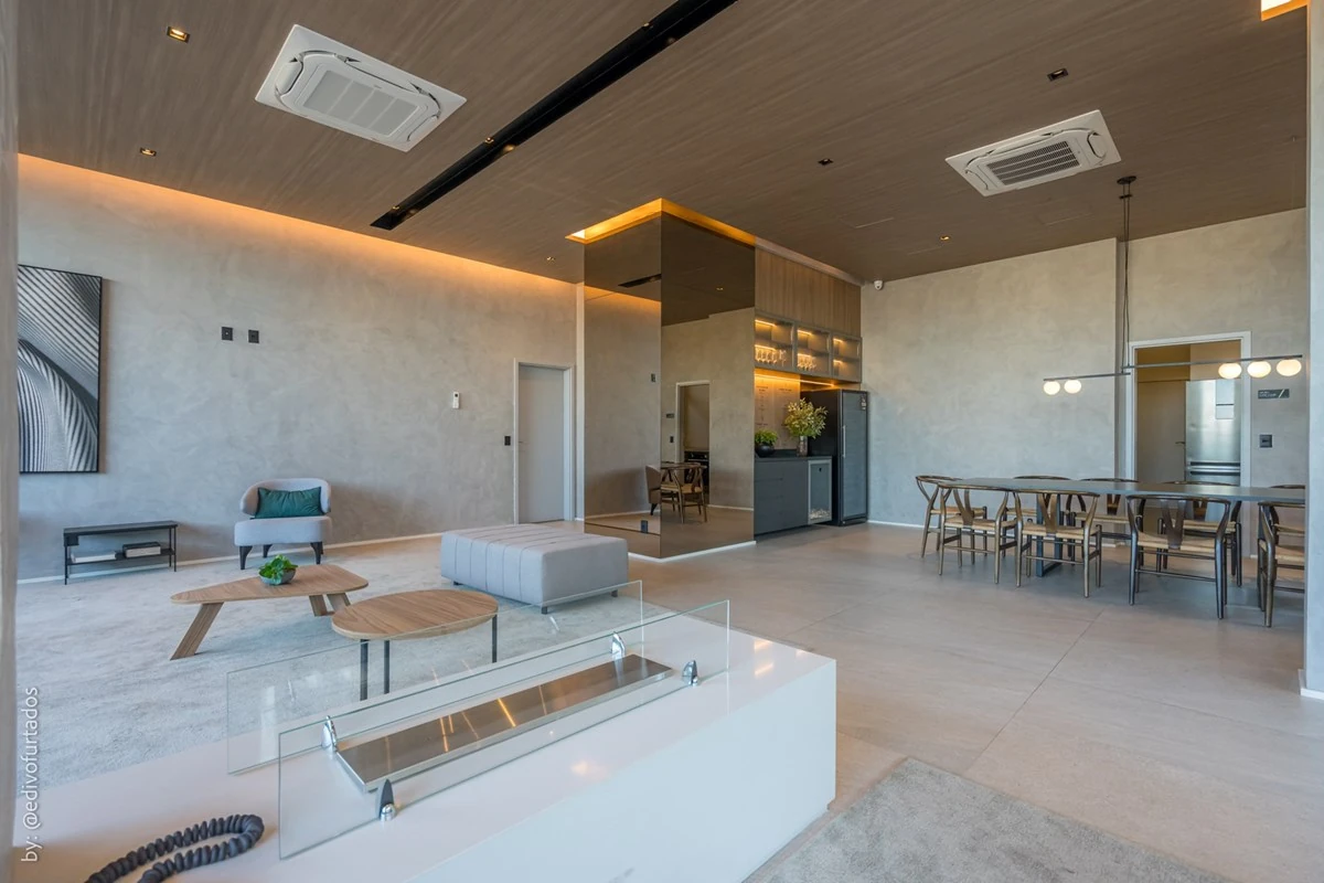 Salão com mesas e área de convivência · Apartamento de 3 suítes com vista livre em Jundiaí