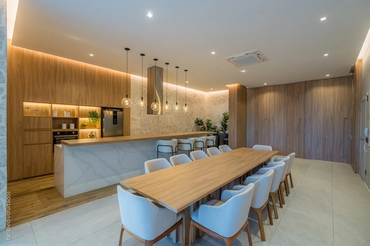 Espaço gourmet com mesa grande e cozinha · Apartamento de 3 suítes com vista livre em Jundiaí
