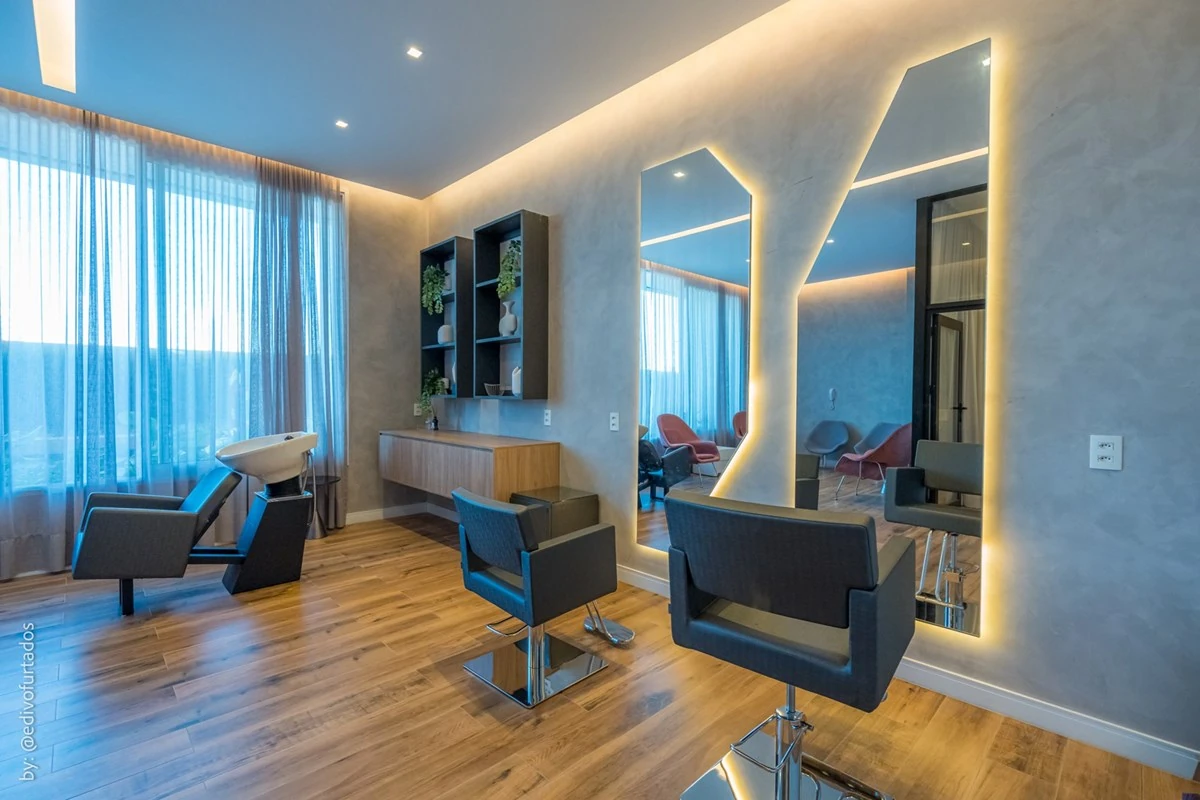 Espaço beleza com cadeiras e bancadas · Apartamento de 3 suítes com vista livre em Jundiaí