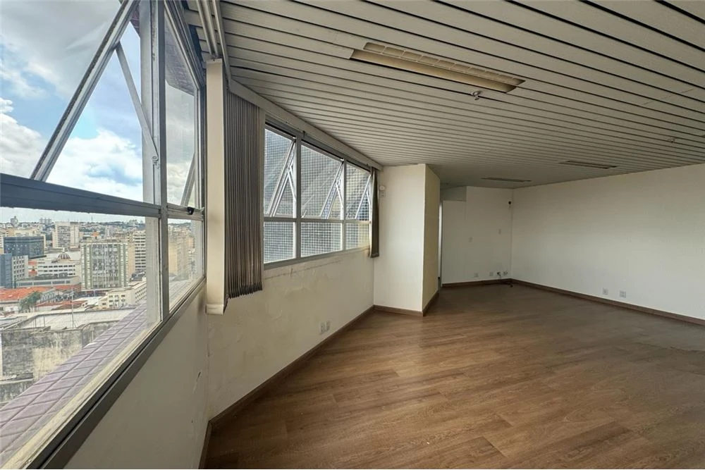 Janelas em fita com vista para a cidade · Sala comercial no centro em Campinas
