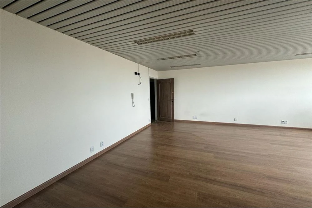 Sala e porta de entrada · Sala comercial no centro em Campinas