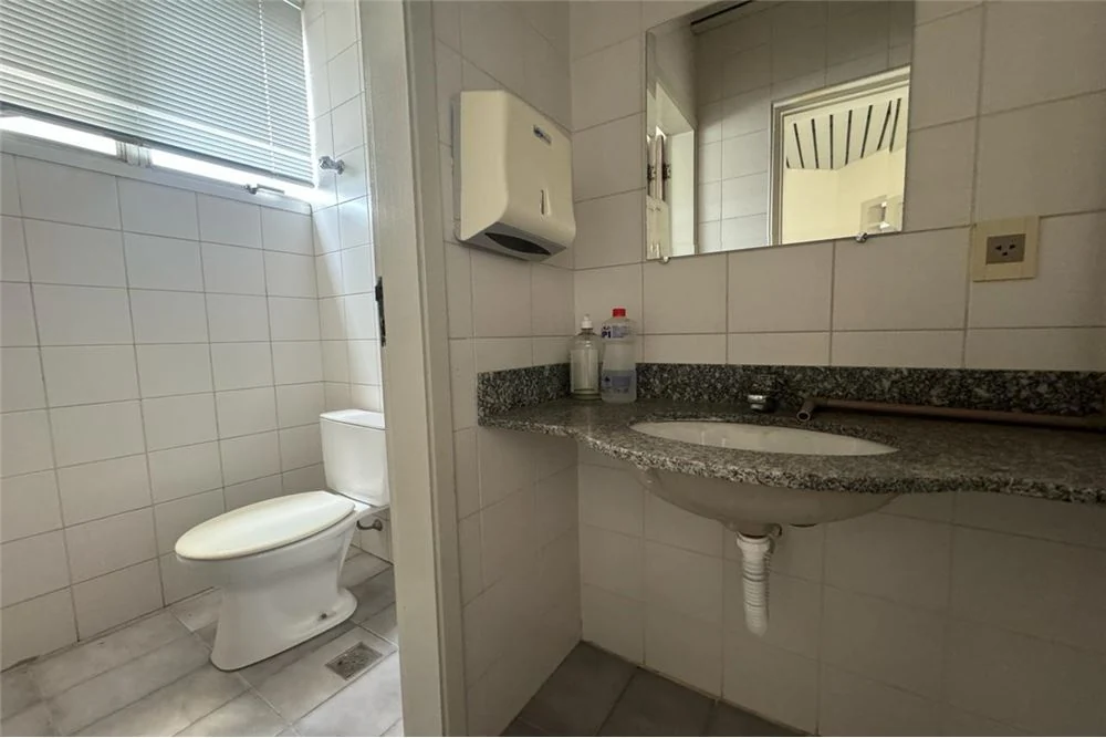 Banheiro com bancada · Sala comercial no centro em Campinas