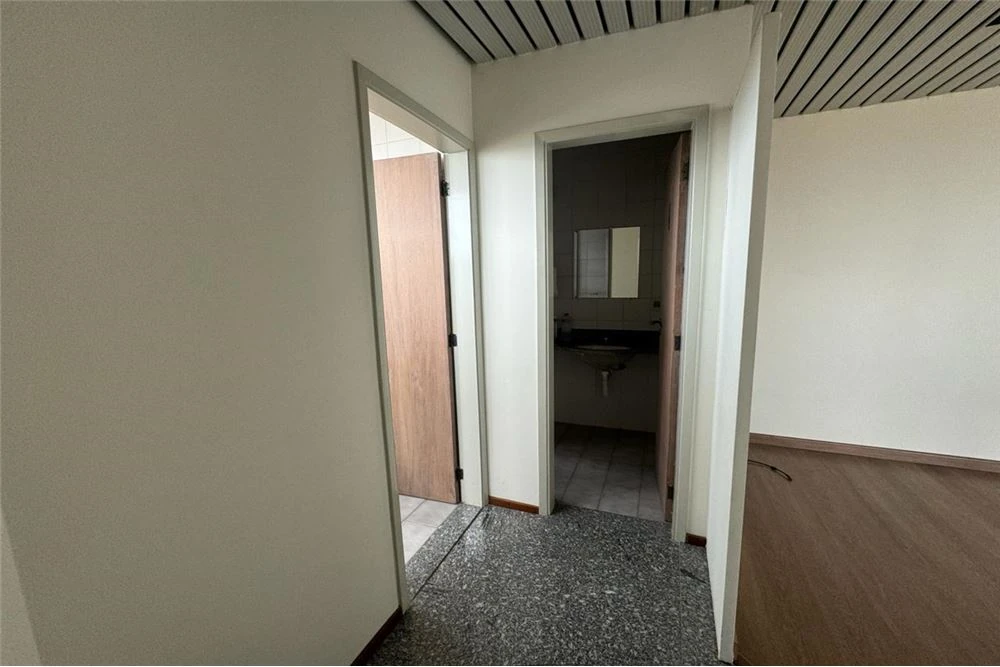 Circulação interna e acesso aos banheiros · Sala comercial no centro em Campinas