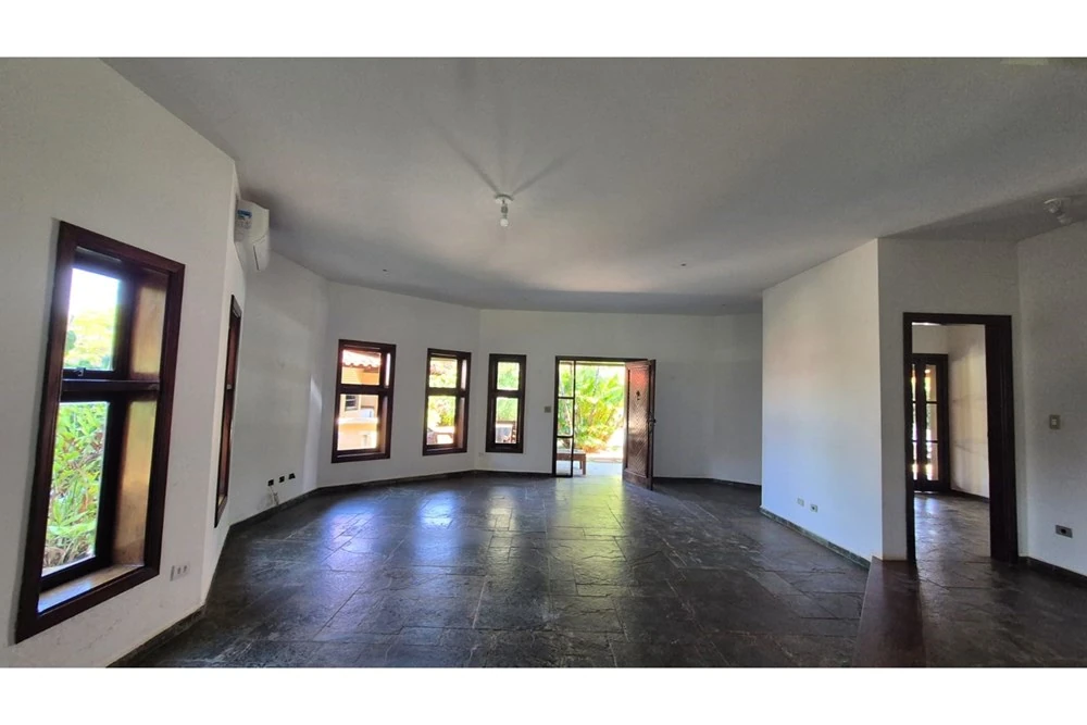 Sala de estar com portas para o jardim · Casa com 4 suítes para locação em Vinhedo