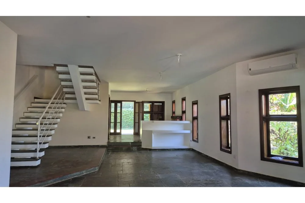 Sala e escada para o piso superior · Casa com 4 suítes para locação em Vinhedo