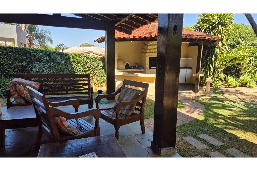 Varanda com mesa e churrasqueira · Casa com 4 suítes para locação em Vinhedo