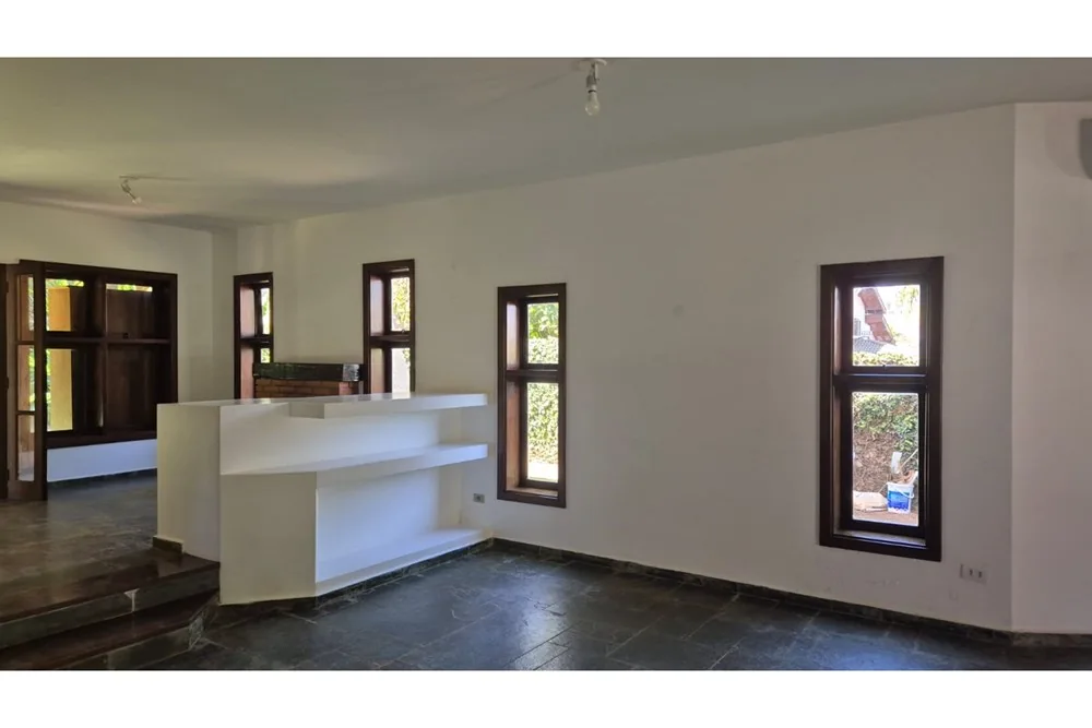 Sala de jantar e bancada da cozinha · Casa com 4 suítes para locação em Vinhedo