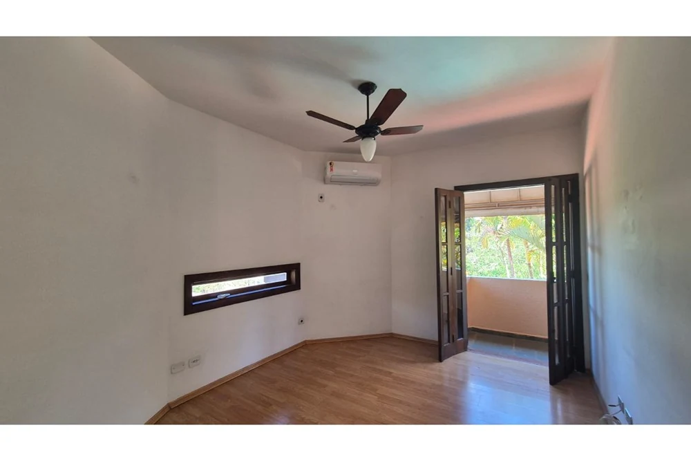 Suíte com saída para a varanda · Casa com 4 suítes para locação em Vinhedo