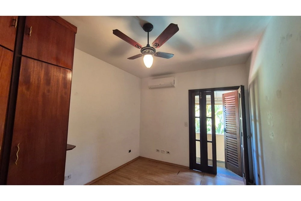 Suíte com armário e porta para o jardim · Casa com 4 suítes para locação em Vinhedo