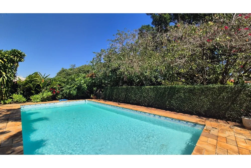Piscina vista do gramado · Casa com 4 suítes para locação em Vinhedo