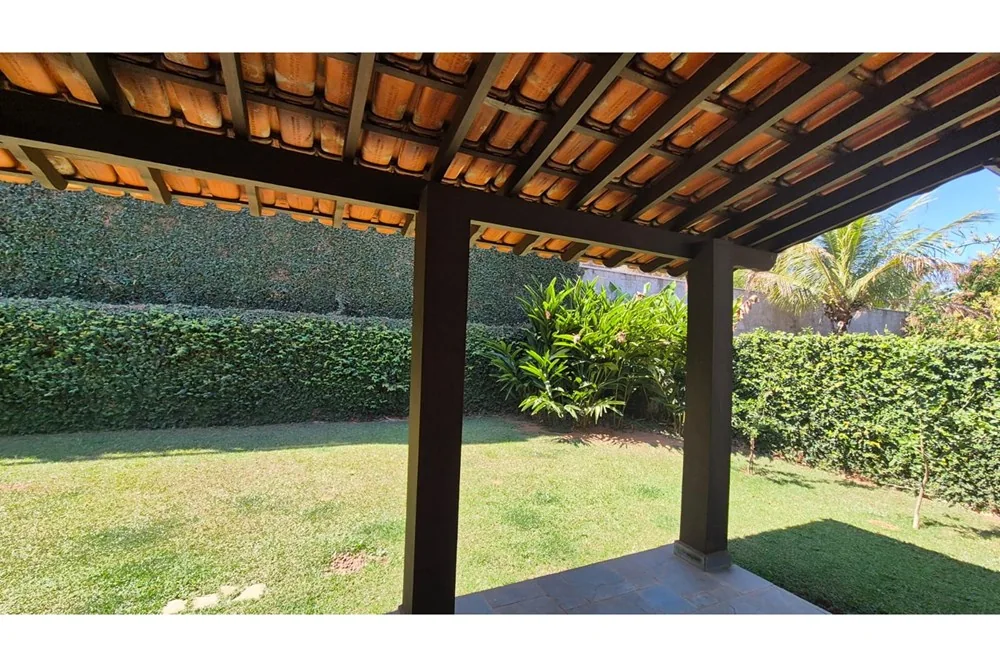 Varanda coberta voltada para o gramado · Casa com 4 suítes para locação em Vinhedo