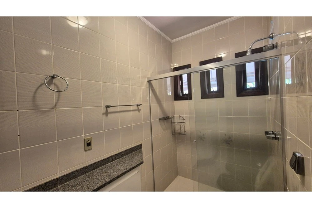 Banheiro com box amplo · Casa com 4 suítes para locação em Vinhedo