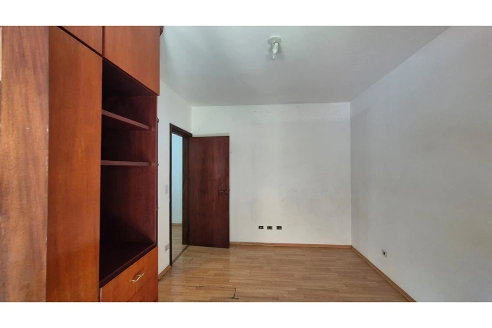 Dormitório com armário embutido · Casa com 4 suítes para locação em Vinhedo