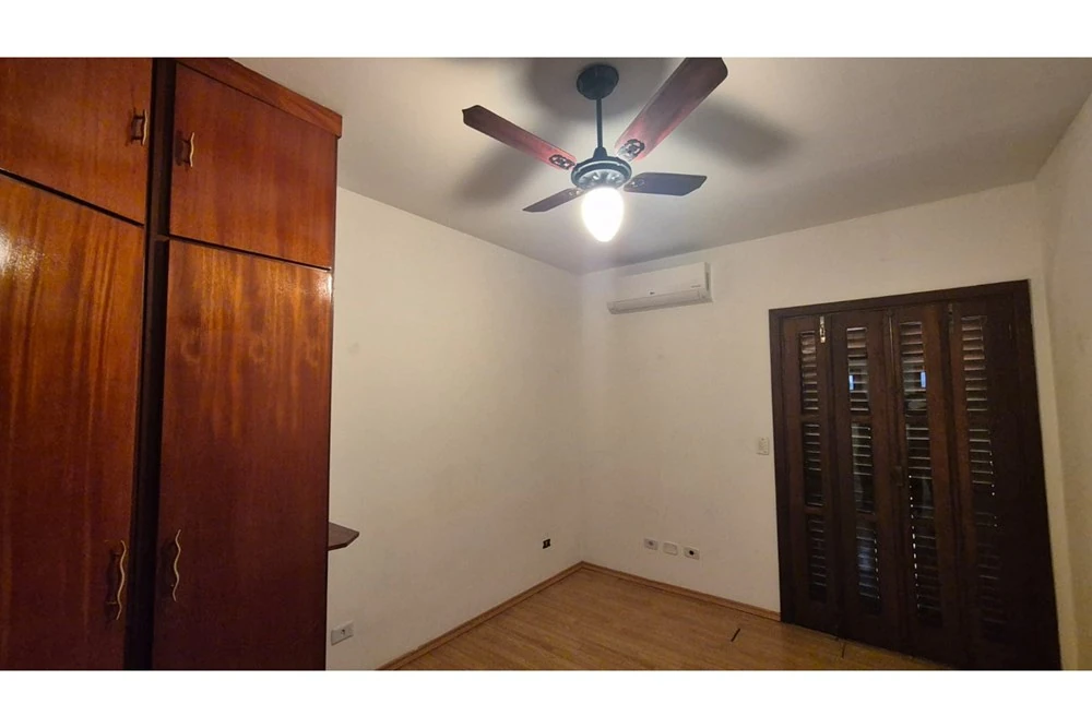 Suíte com armário e ventilador de teto · Casa com 4 suítes para locação em Vinhedo
