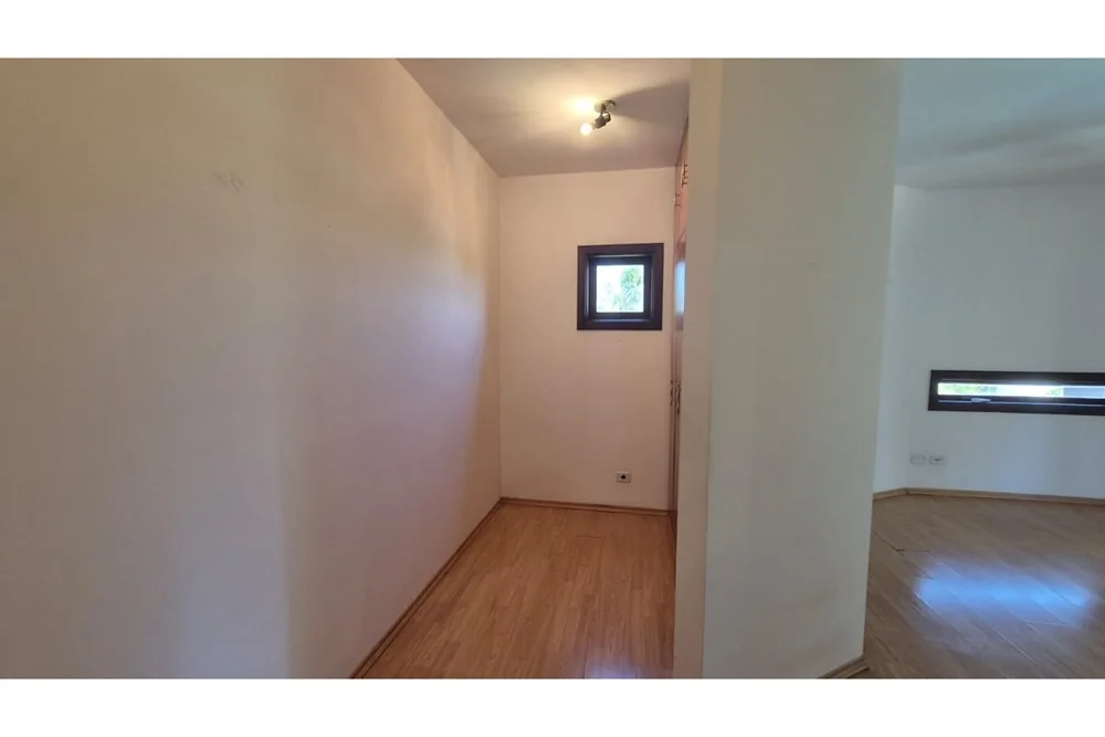 Dormitório com piso de madeira · Casa com 4 suítes para locação em Vinhedo