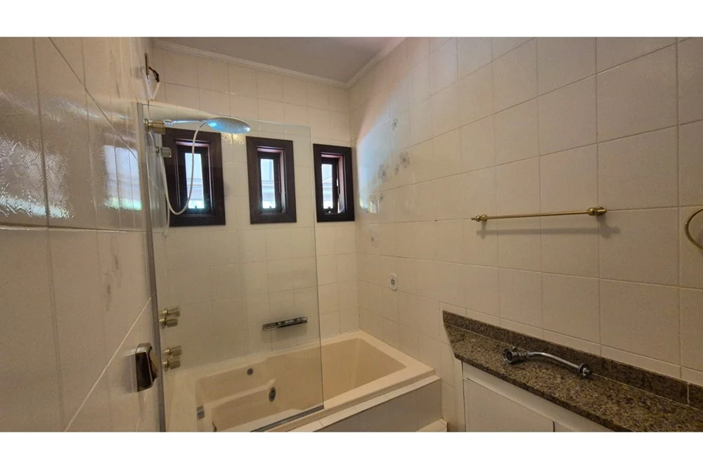 Banheiro com banheira e box · Casa com 4 suítes para locação em Vinhedo
