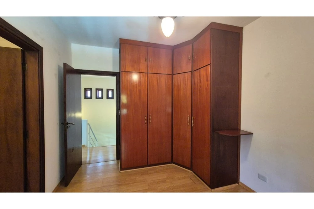 Closet e passagem entre os ambientes · Casa com 4 suítes para locação em Vinhedo