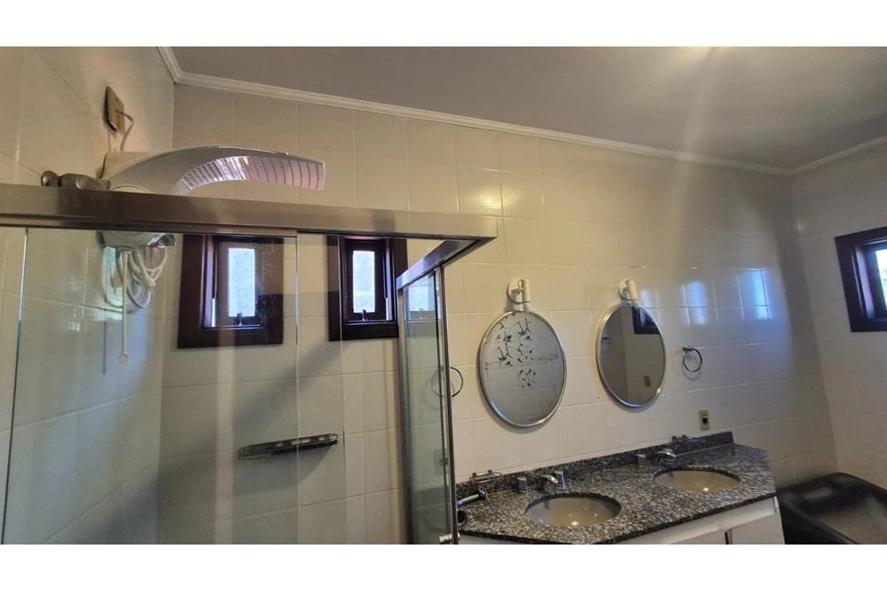 Banheiro com duas cubas · Casa com 4 suítes para locação em Vinhedo