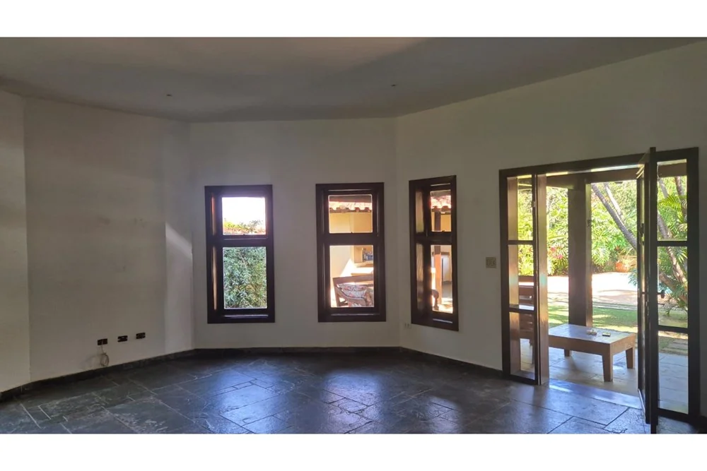 Sala com portas de vidro para a varanda · Casa com 4 suítes para locação em Vinhedo