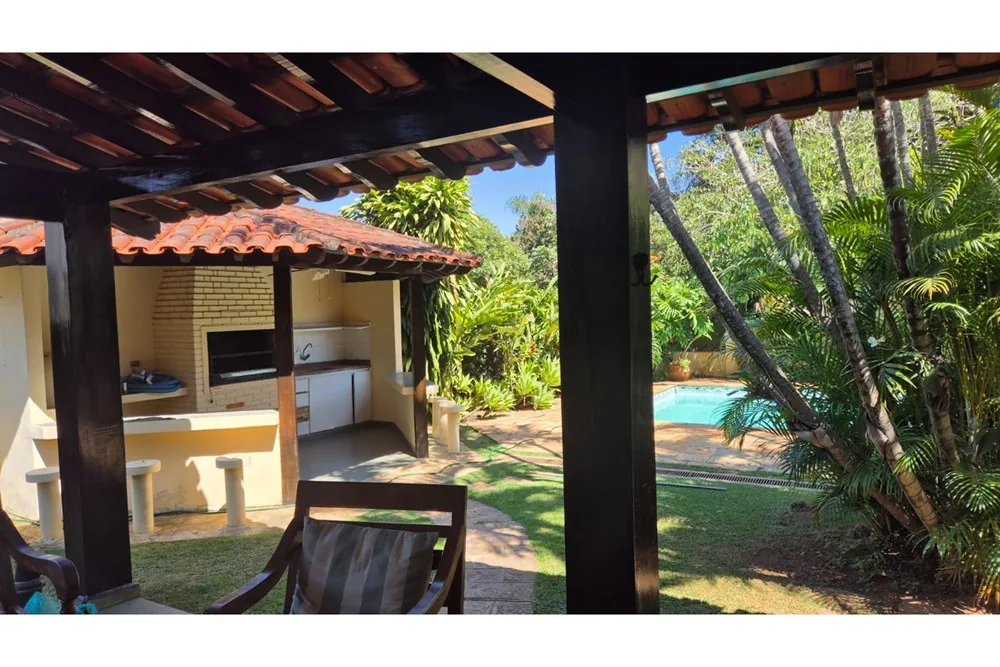 Varanda gourmet com churrasqueira, de frente para a piscina · Casa com 4 suítes para locação em Vinhedo