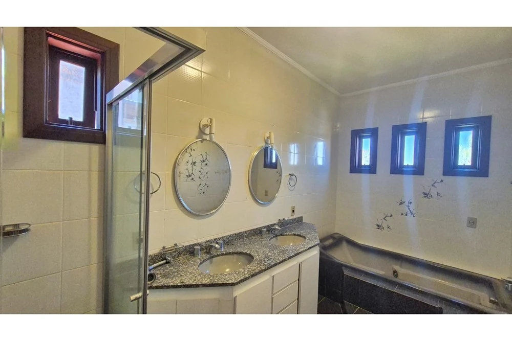Banheiro de suíte com duas cubas · Casa com 4 suítes para locação em Vinhedo