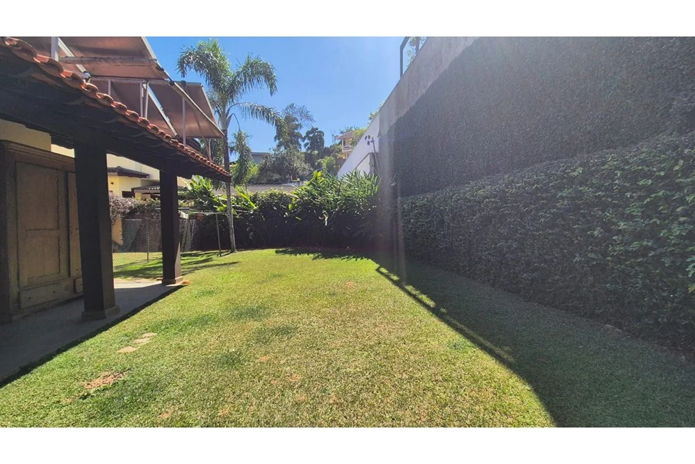 Gramado lateral e muro de pedra · Casa com 4 suítes para locação em Vinhedo